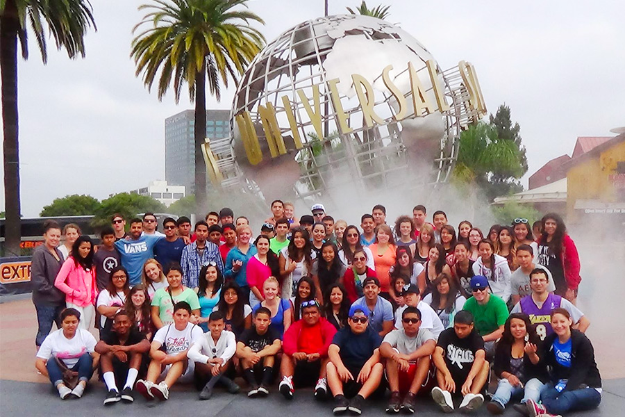 students in front of Universal Studios Sign