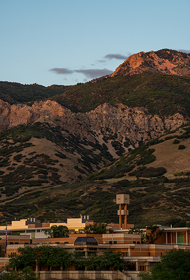 An image of the WSU Ogden campus with the mountains in the background